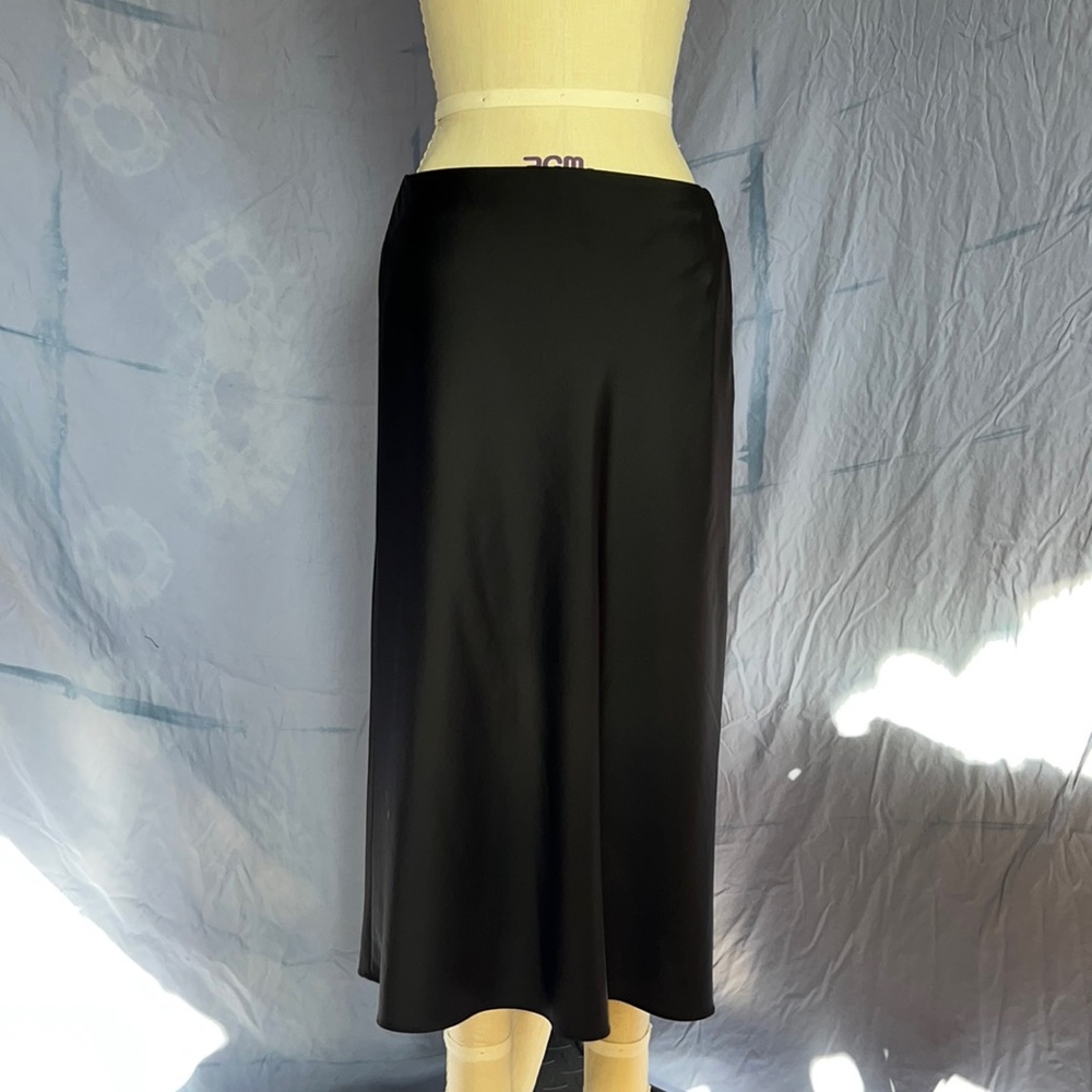 Uniqlo black satin skirt